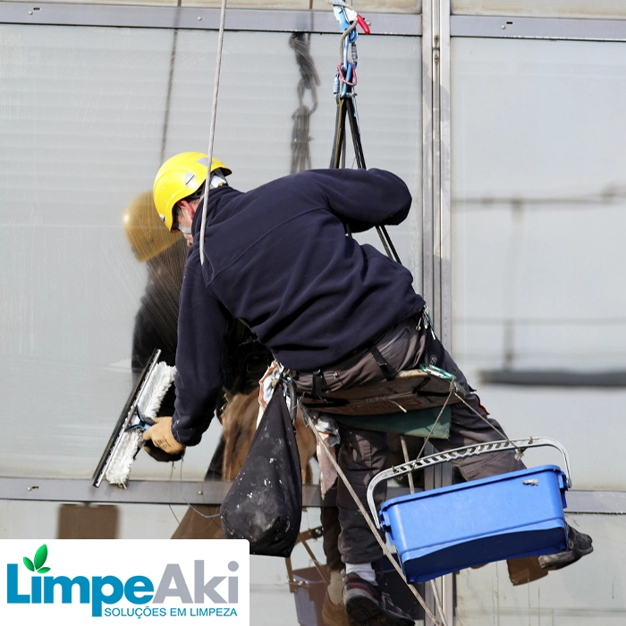 Limpeza de fachada comercial